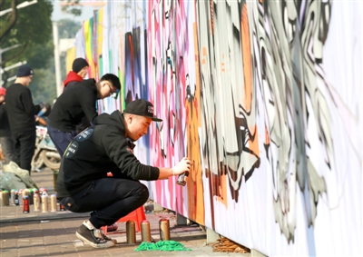 江南城區臨沅路上，涂鴉愛好者正在進行街頭涂鴉藝術創作